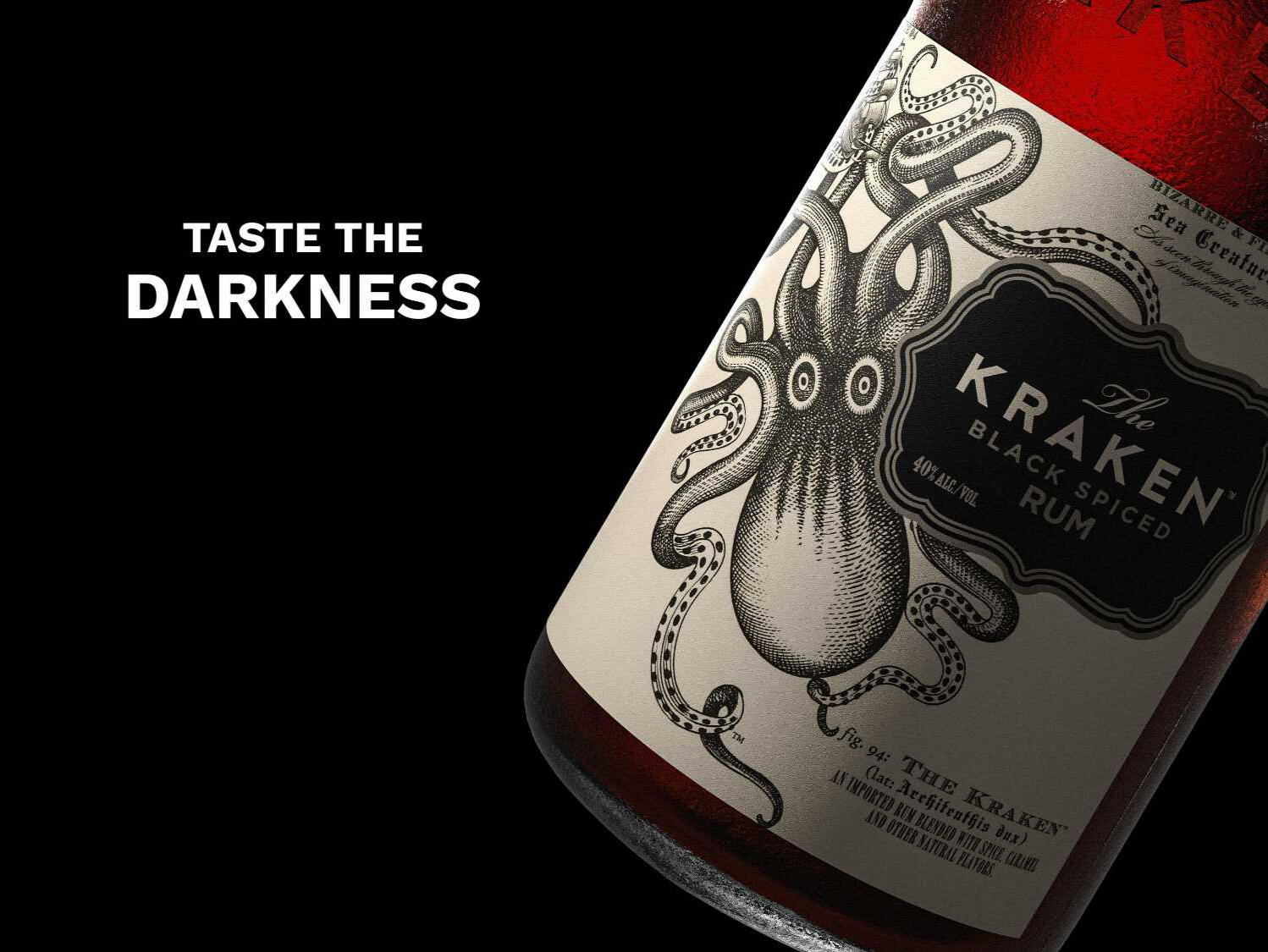 Visualisation 3D réaliste de la bouteille The Kraken Rum dans un décor sombre et mystérieux. Un projet artistique immersif inspiré du mythe du Kraken.